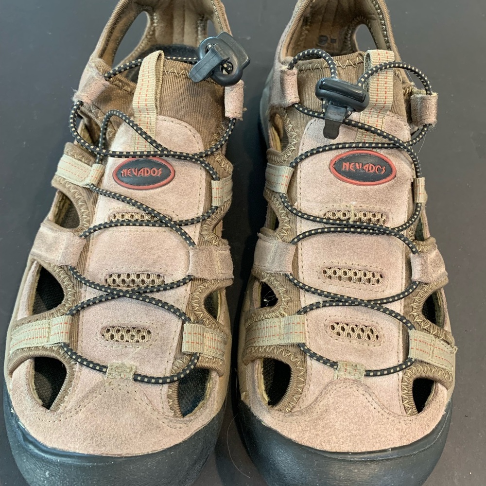 NEVDC7 size 12 hiking shoe – – very light on foot